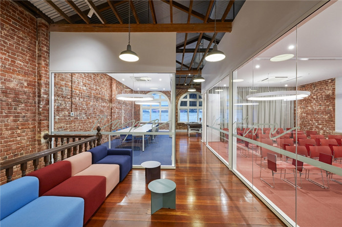 國外創(chuàng)意語言培訓中心設計 EF新國際語言中心裝修設計方案 國外創(chuàng)意語言培訓中心設計 EF新國際語言中心裝修設計方案