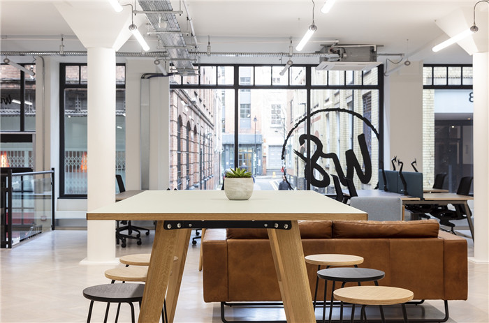 配套展示功能的國(guó)外家具設(shè)計(jì)公司辦公室裝修實(shí)景圖 配套展示功能的國(guó)外家具設(shè)計(jì)公司辦公室裝修實(shí)景圖