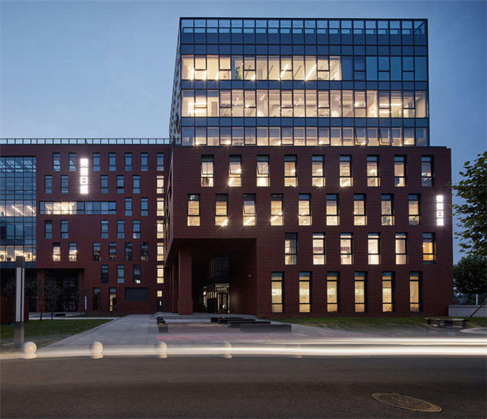 大型裝飾集團辦公樓外觀設計方案 大型裝飾集團辦公樓外觀設計方案