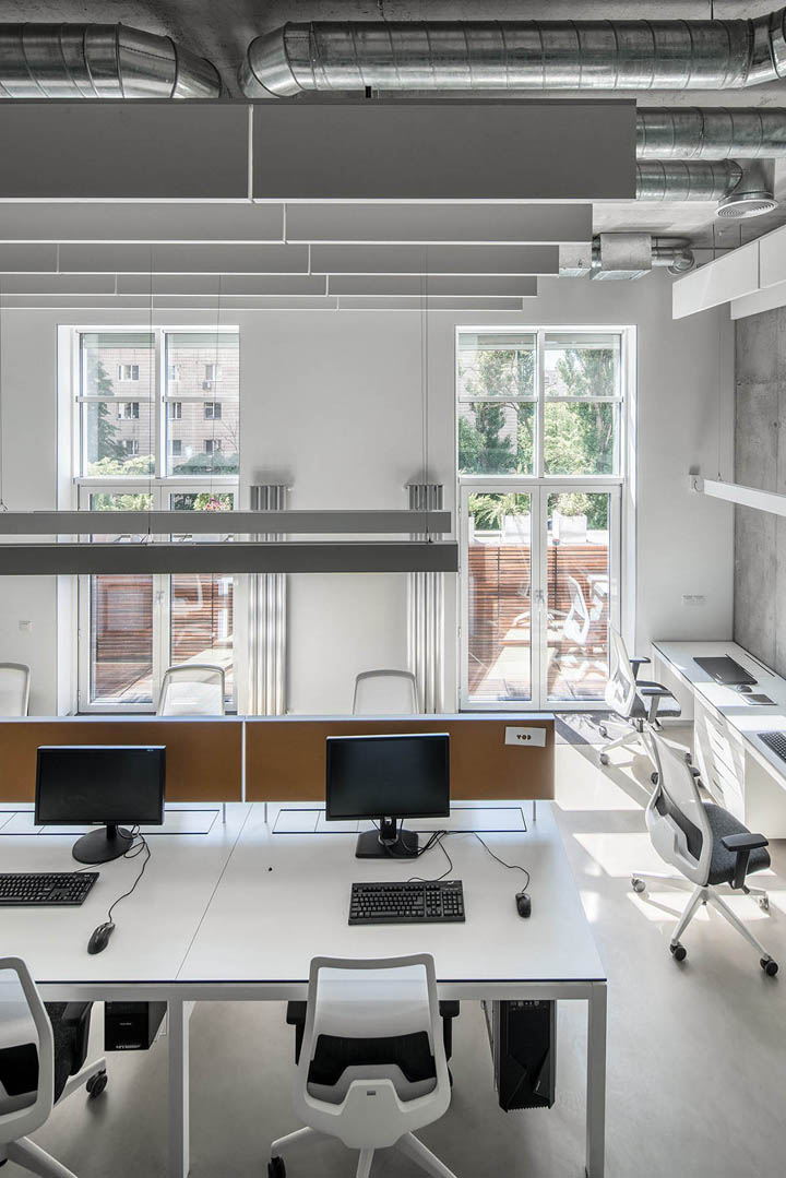 烏克蘭極簡黑白灰辦公室裝修設計案例賞析