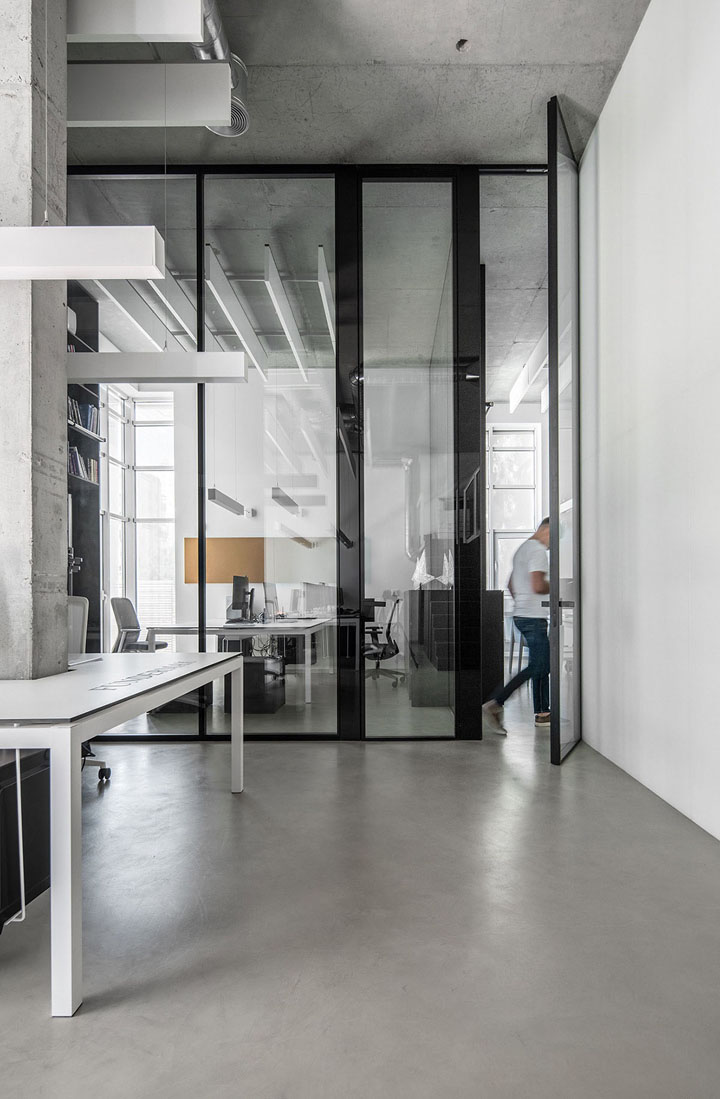 烏克蘭極簡黑白灰辦公室裝修設計案例賞析