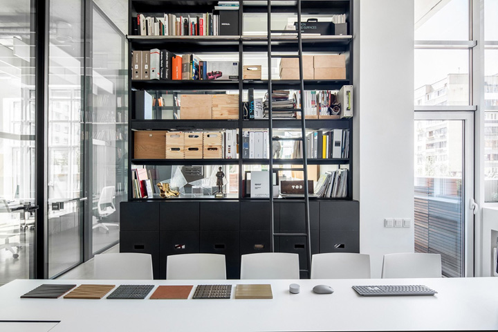 烏克蘭極簡黑白灰辦公室裝修設計案例賞析