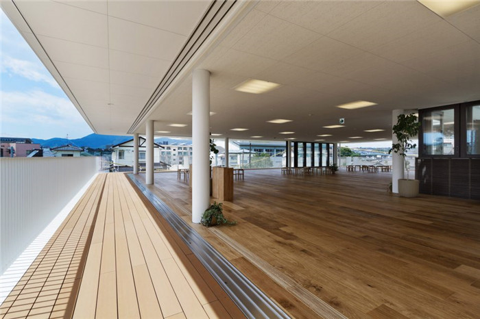 熊本縣明亮開放的幼兒園室內裝修設計