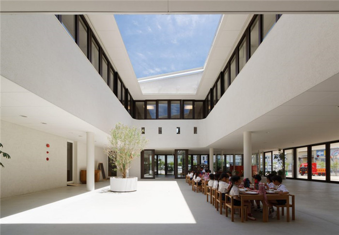 熊本縣明亮開放的幼兒園中庭裝修設計