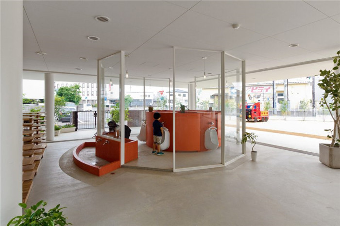 熊本縣明亮開放的幼兒園娛樂區裝修設計