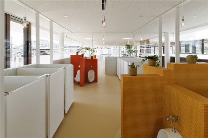 熊本縣明亮開放的幼兒園衛生間裝修設計