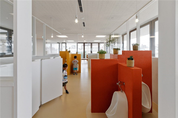 熊本縣明亮開放的幼兒園衛生間裝修設計