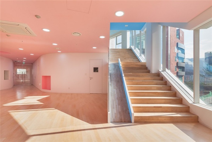 首爾花朵幼兒園樓梯裝修設計