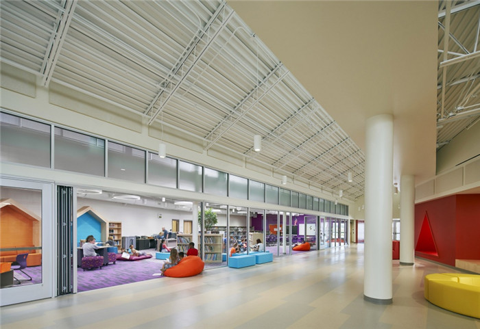 靈活治愈系的國外特殊兒童公立學校活動區裝修設計