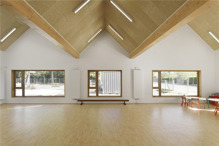 45°坡屋頂傳統特色木質幼兒園教室裝修設計效果圖