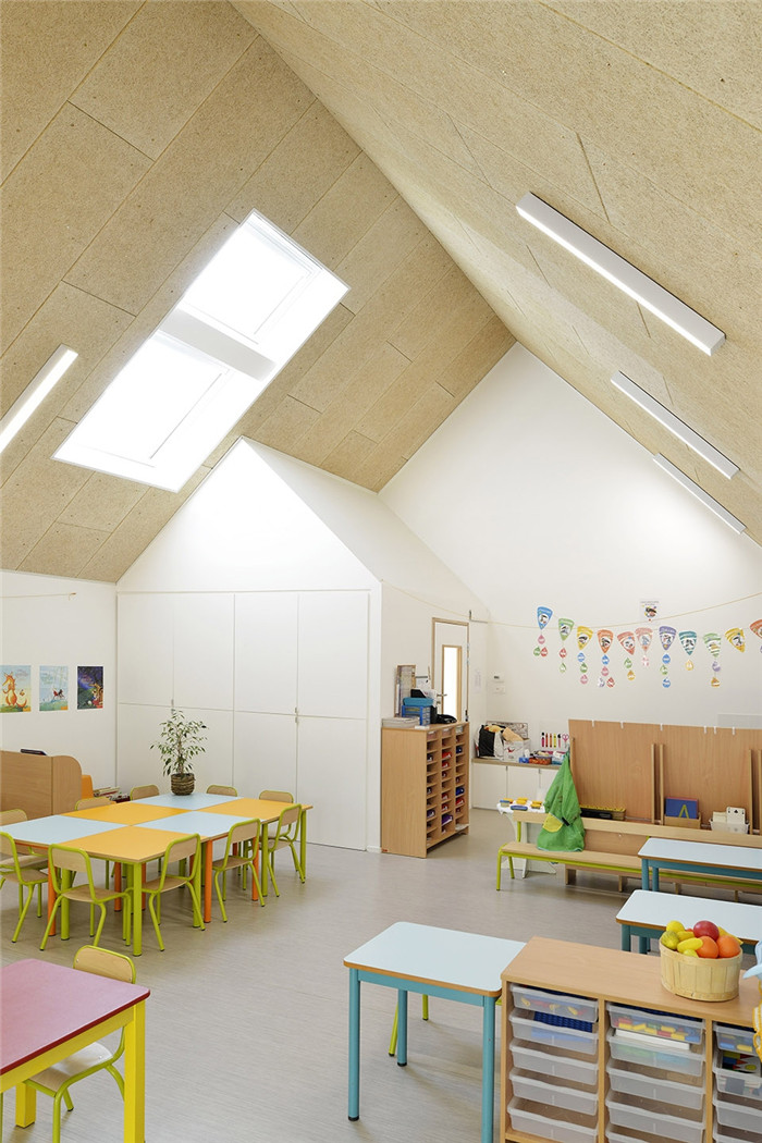 45°坡屋頂傳統特色木質幼兒園教室裝修設計效果圖