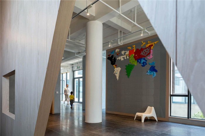 純粹簡約風的心流幼兒園走廊裝修設計效果圖 純粹簡約風的心流幼兒園走廊裝修設計效果圖