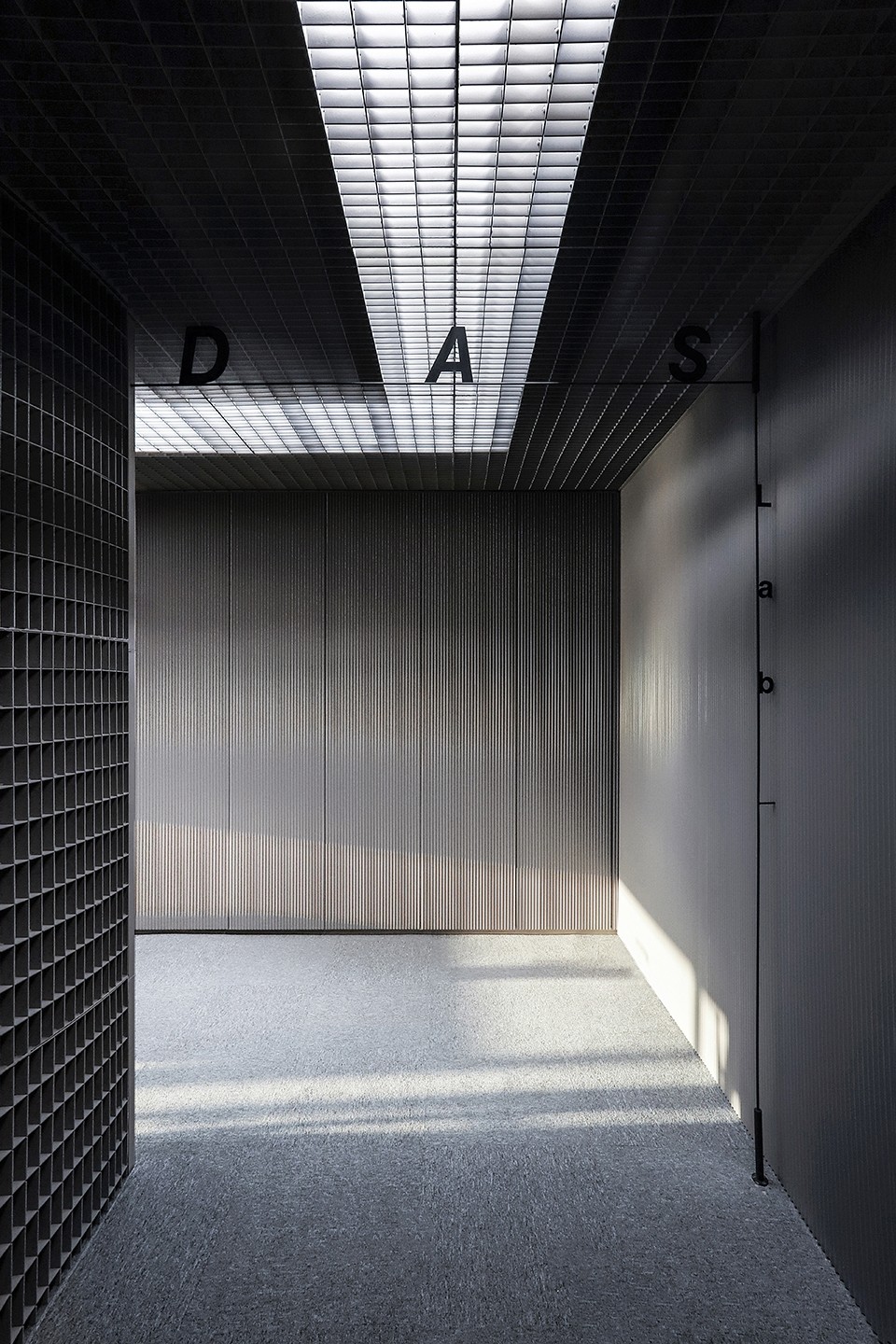 金屬風(fēng)辦公室走廊裝修 金屬風(fēng)辦公室走廊裝修