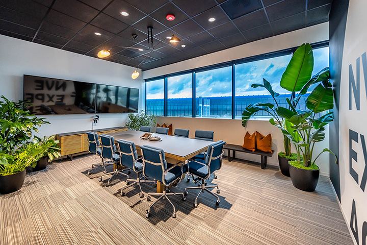 展現多元工作文化的國外廣告策劃公司會議室裝修設計方案