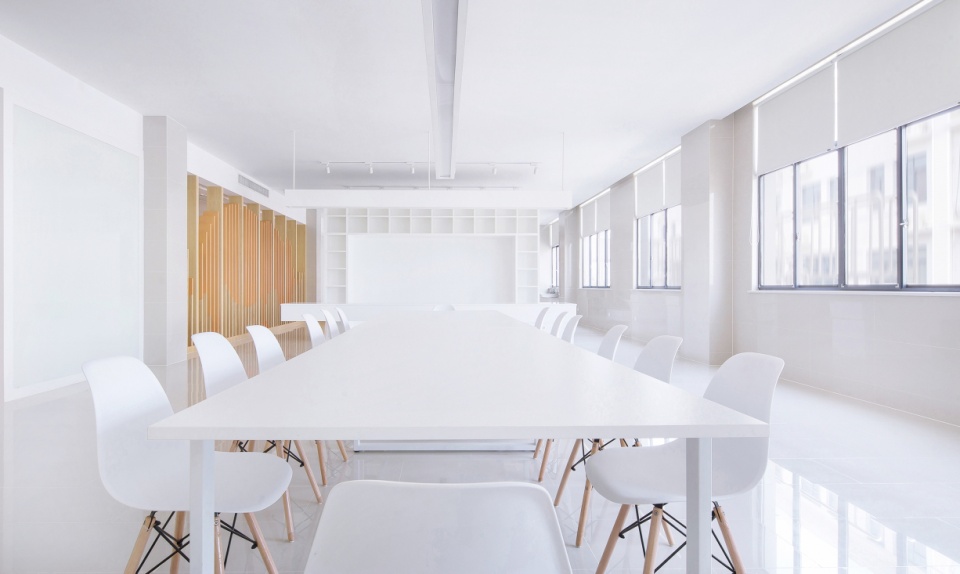 企業(yè)綜合辦公樓會(huì)議室裝修