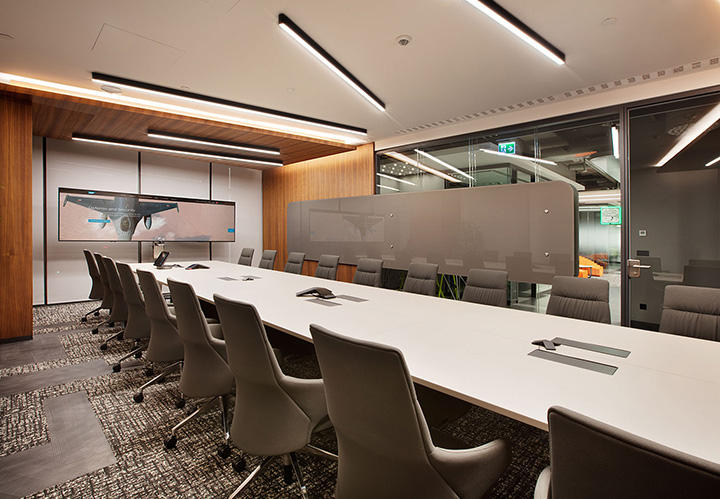 年輕多元的國(guó)外大型軟件科技公司大型會(huì)議室裝修設(shè)計(jì)