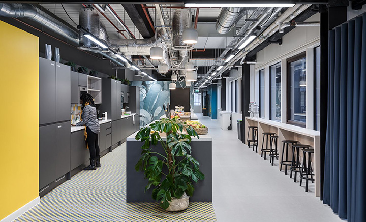 多彩時尚   知名游戲開發(fā)公司辦公室裝修設(shè)計方案