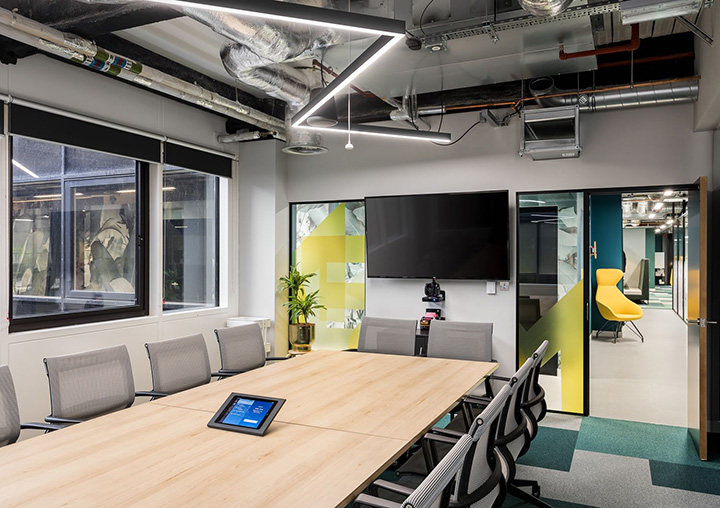 多彩時尚   知名游戲開發(fā)公司總部辦公室會議室裝修設(shè)計方案