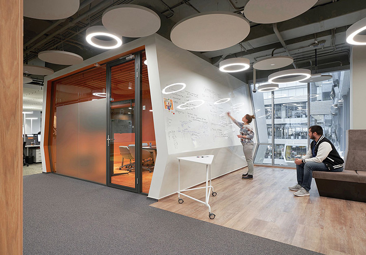 活力動感又霸氣的國外銀行總部辦公樓裝修設計方案 活力動感又霸氣的國外銀行總部辦公樓裝修設計方案