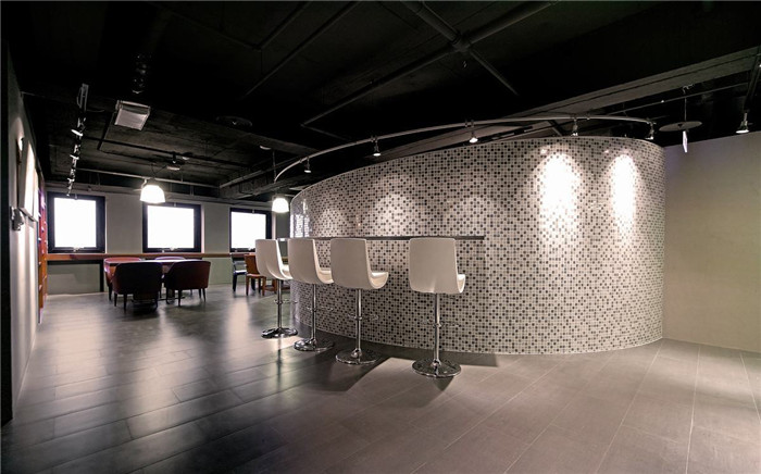 1700平現(xiàn)代簡約風(fēng)集團(tuán)總部辦公室茶水吧改造裝修設(shè)計案例 1700平現(xiàn)代簡約風(fēng)集團(tuán)總部辦公室茶水吧改造裝修設(shè)計案例