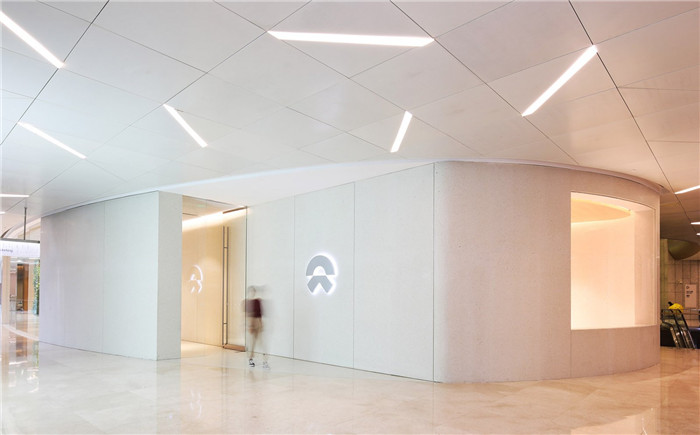 鄭州展廳裝修公司分享蔚來汽車用戶體驗(yàn)中心裝修設(shè)計(jì)方案