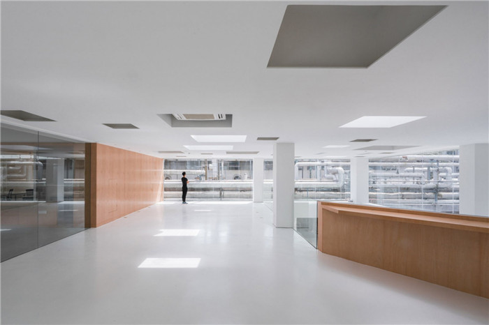 鄭州裝修公司推薦現(xiàn)代通透廠房辦公樓一樓大廳改造設(shè)計案例