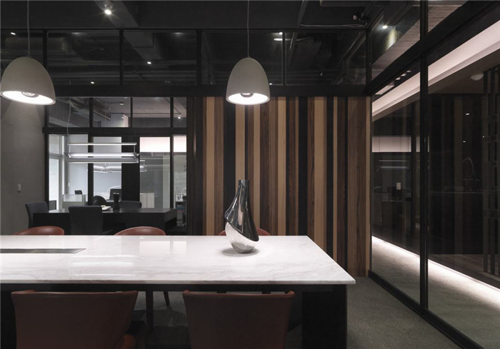 鏡子美學(xué)    精致優(yōu)雅的設(shè)計公司辦公室裝修方案