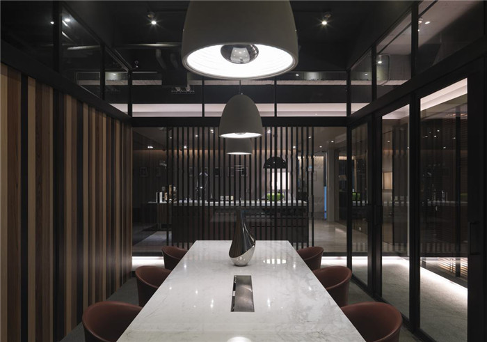 鏡子美學(xué)    精致優(yōu)雅的設(shè)計公司辦公室裝修方案