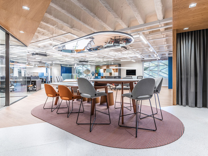 靈活時尚的國外家具公司辦公兼展廳裝修設計實景圖