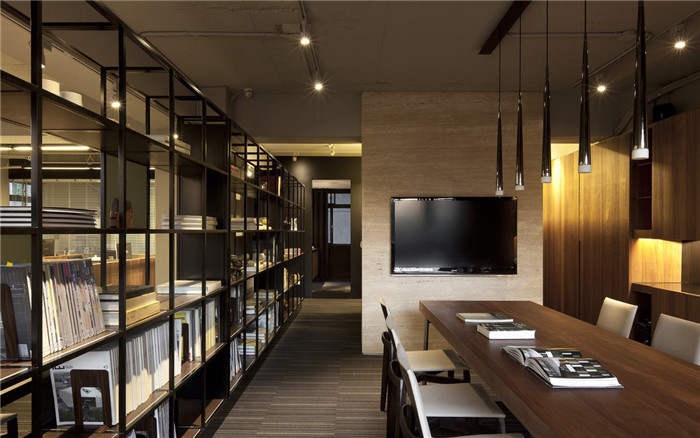 鄭州200平休閑工業風辦公室書架隔斷裝修設計案例實景圖