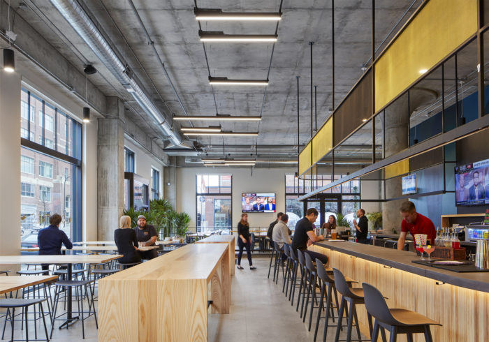 國外溫暖明亮的工業風美食廣場裝修設計方案