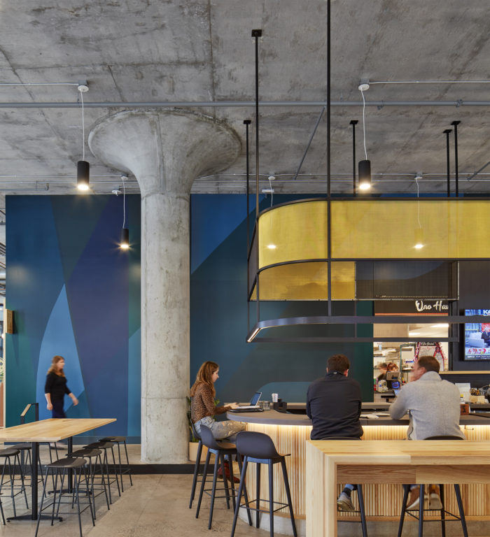 國外溫暖明亮的工業風美食廣場裝修設計方案