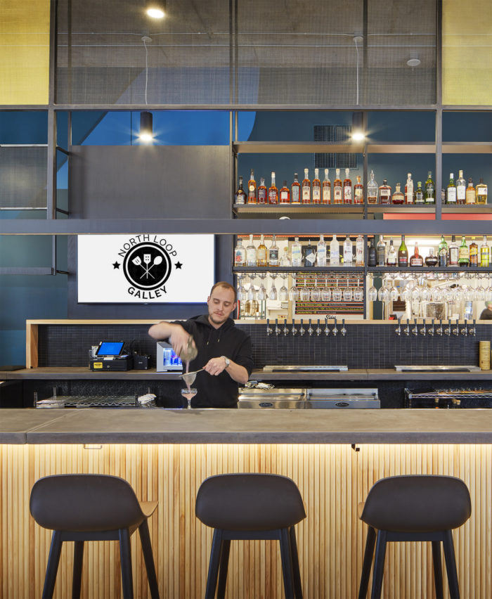 國外溫暖明亮的工業風美食廣場裝修設計案例