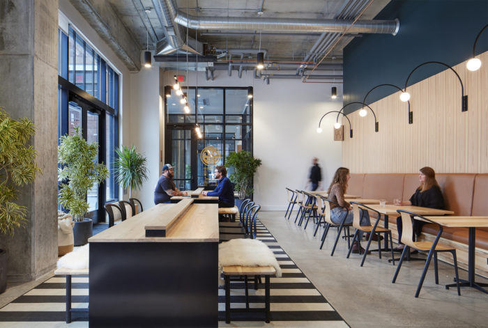 國外溫暖明亮的工業風美食廣場裝修設計案例