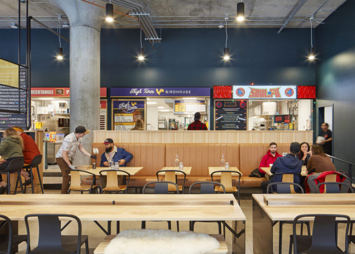 國外溫暖明亮的工業風美食廣場裝修設計實景圖