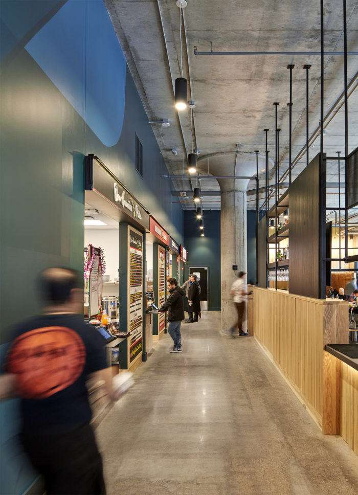 國外溫暖明亮的工業風美食廣場裝修設計實景圖