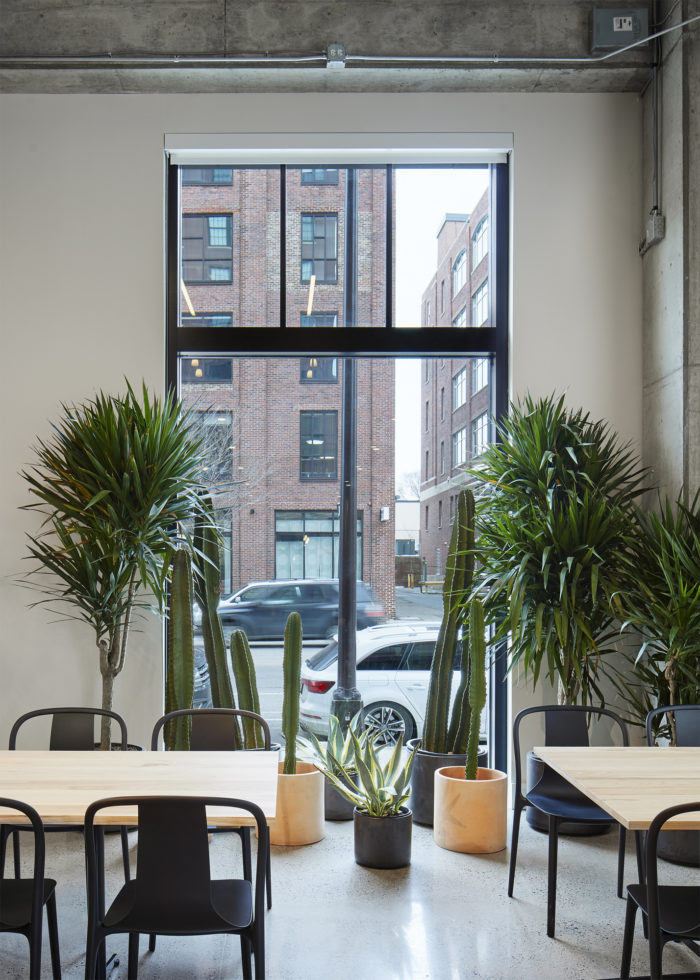 國外溫暖明亮的工業風美食廣場裝修設計實景圖