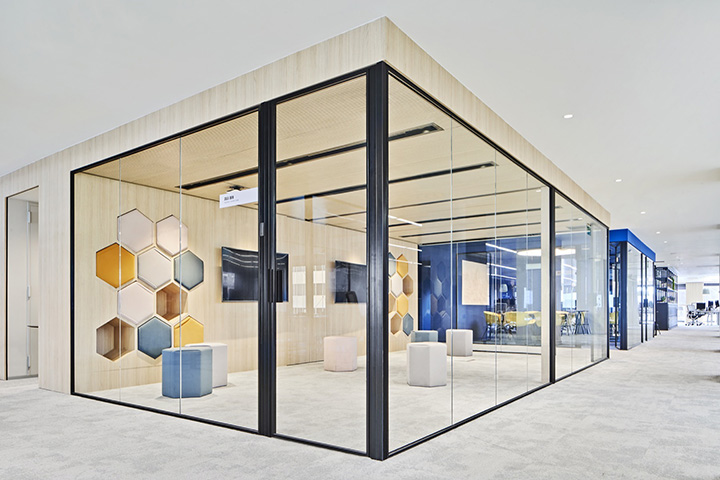 配色很驚艷的金融公司時尚辦公室玻璃隔斷裝修設計方案