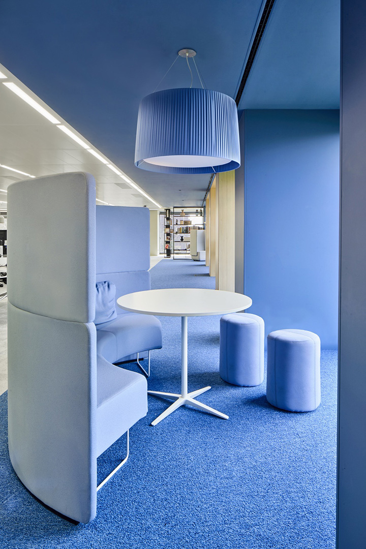 配色很驚艷的金融公司時尚辦公室休閑區裝修設計方案