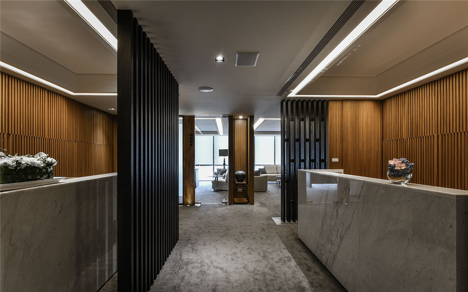 實(shí)業(yè)集團(tuán)總部辦公室前廳接待臺(tái)裝修設(shè)計(jì)實(shí)景圖 實(shí)業(yè)集團(tuán)總部辦公室前廳接待臺(tái)裝修設(shè)計(jì)實(shí)景圖