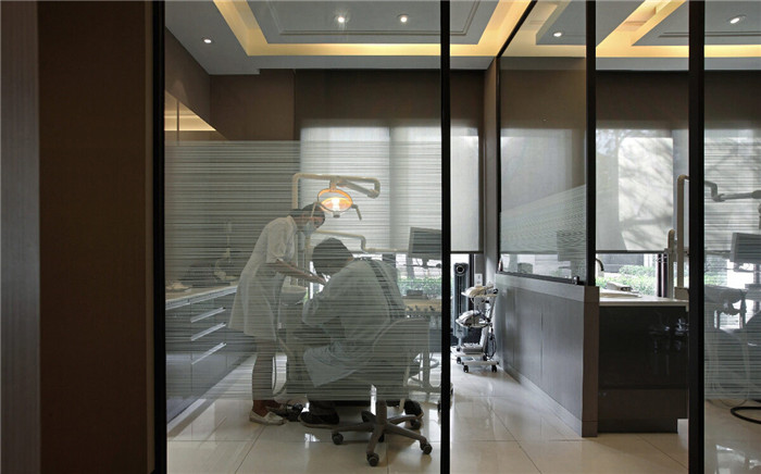 現(xiàn)代輕奢風(fēng)300平牙科診所治療室裝修設(shè)計(jì)實(shí)景圖