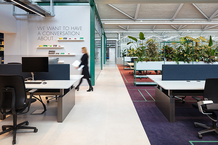 舊車庫改造成創新可持續總部辦公樓裝修設計案例