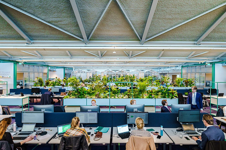 舊車庫改造成創新可持續總部辦公樓裝修設計案例