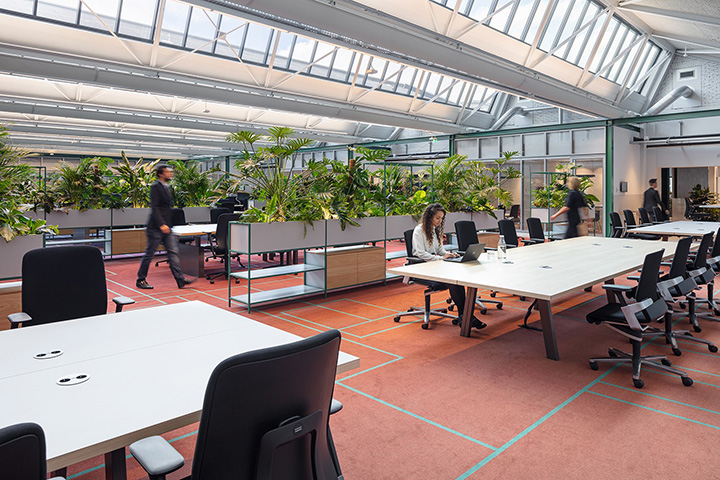 舊車庫改造成創新可持續總部辦公樓裝修設計實景圖