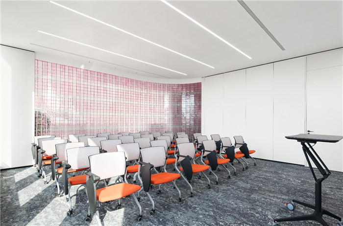 知名進口汽車集團總部辦公樓&展廳裝修設計實景圖