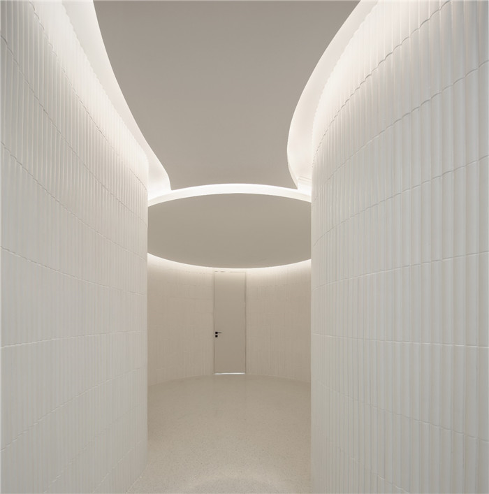 知名進口汽車集團總部辦公樓&展廳裝修設計實景圖