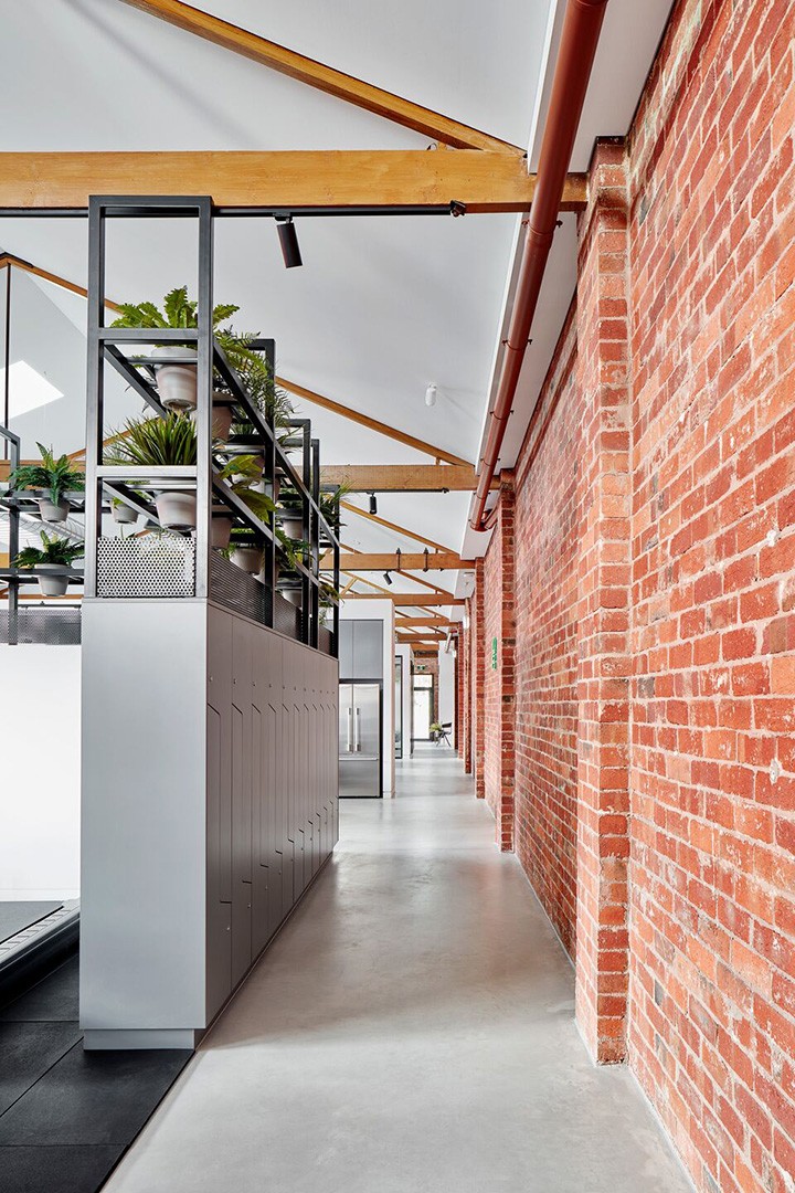 國外設計公司摩登工業風舊廠房改造辦公室走廊裝修案例