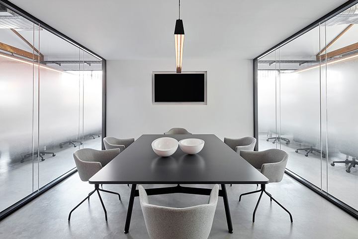 國外設計公司摩登工業風舊廠房改造辦公室會議室裝修設計方案