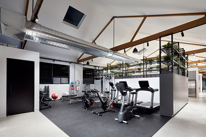 國外設計公司摩登工業風舊廠房改造辦公室健身區裝修設計方案