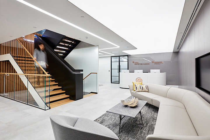 1500平優雅高級灰會計事務所辦公室前臺裝修實景圖